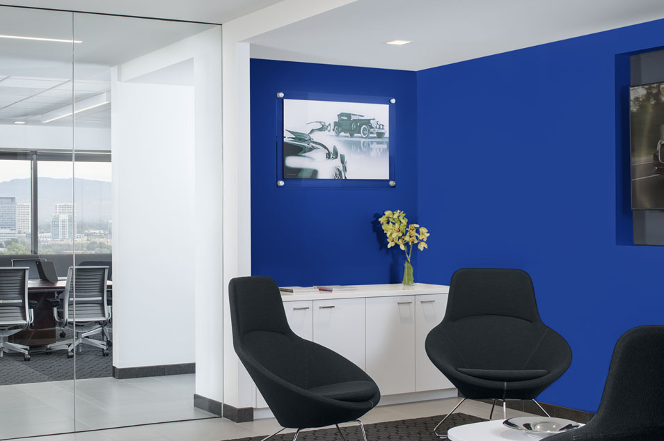 A lobby sitting area with royal blue walls mobile.
Dark Cobalt Blue PPU15-03