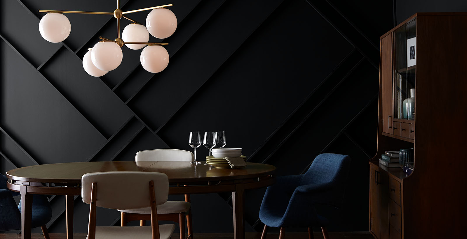 comedor gris moderno audaz y dramático