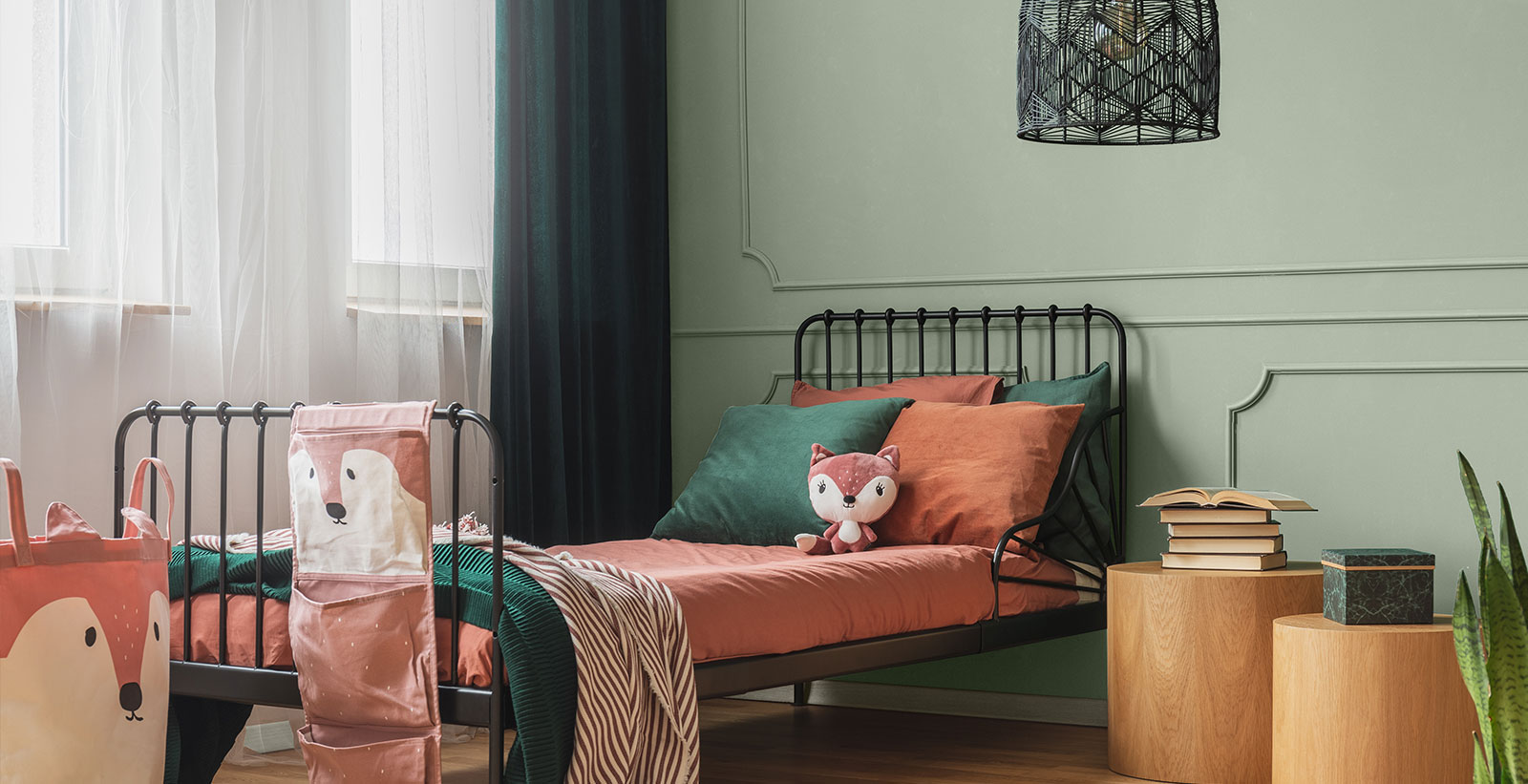 habitación infantil verde desenfadada, cálida y acogedora