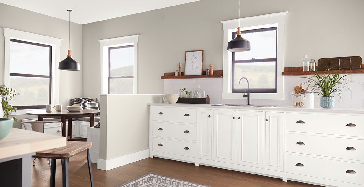 cocina gris ecléctica alegre y acogedora