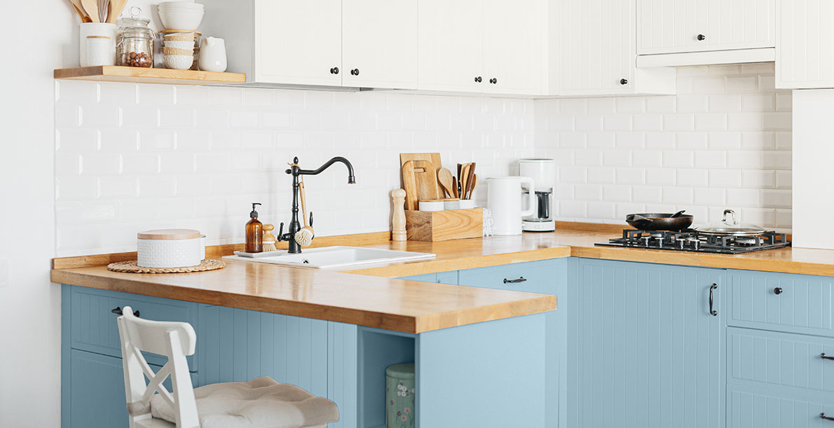 cocina azul ecléctica cálida y acogedora