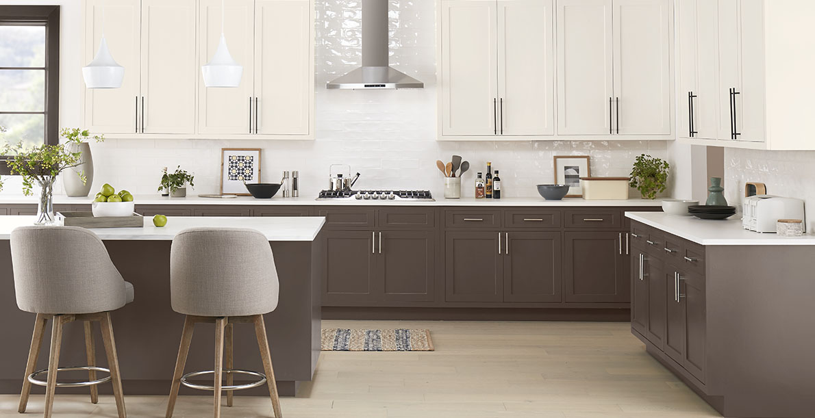 cocina marrón moderna, cálida y acogedora